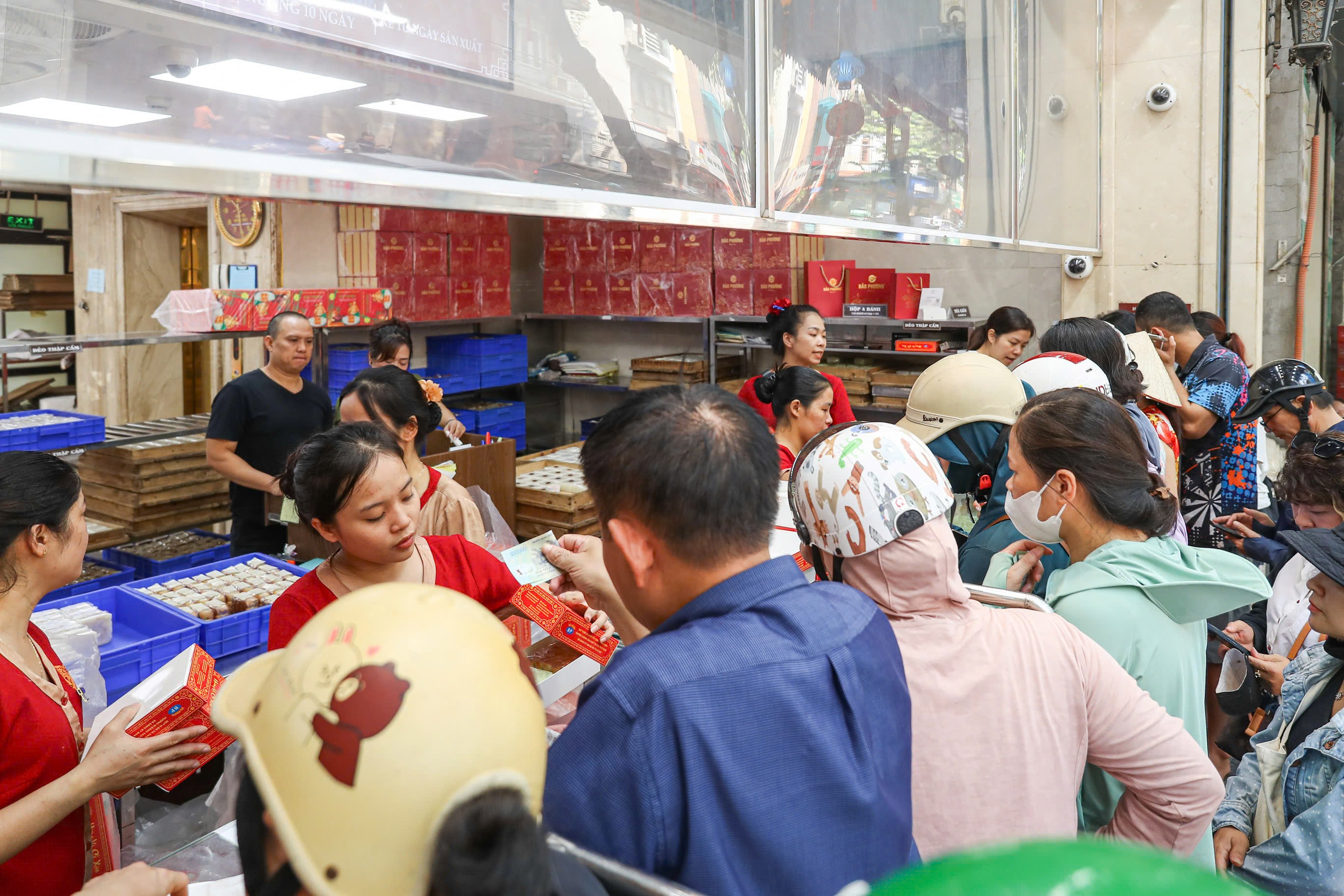 Theo quan sát, hiện tượng xếp hàng dài chờ mua bánh trung thu chỉ diễn ra tại một số cửa hàng có thương hiệu lâu đời tại phố Thuỵ Khuê.