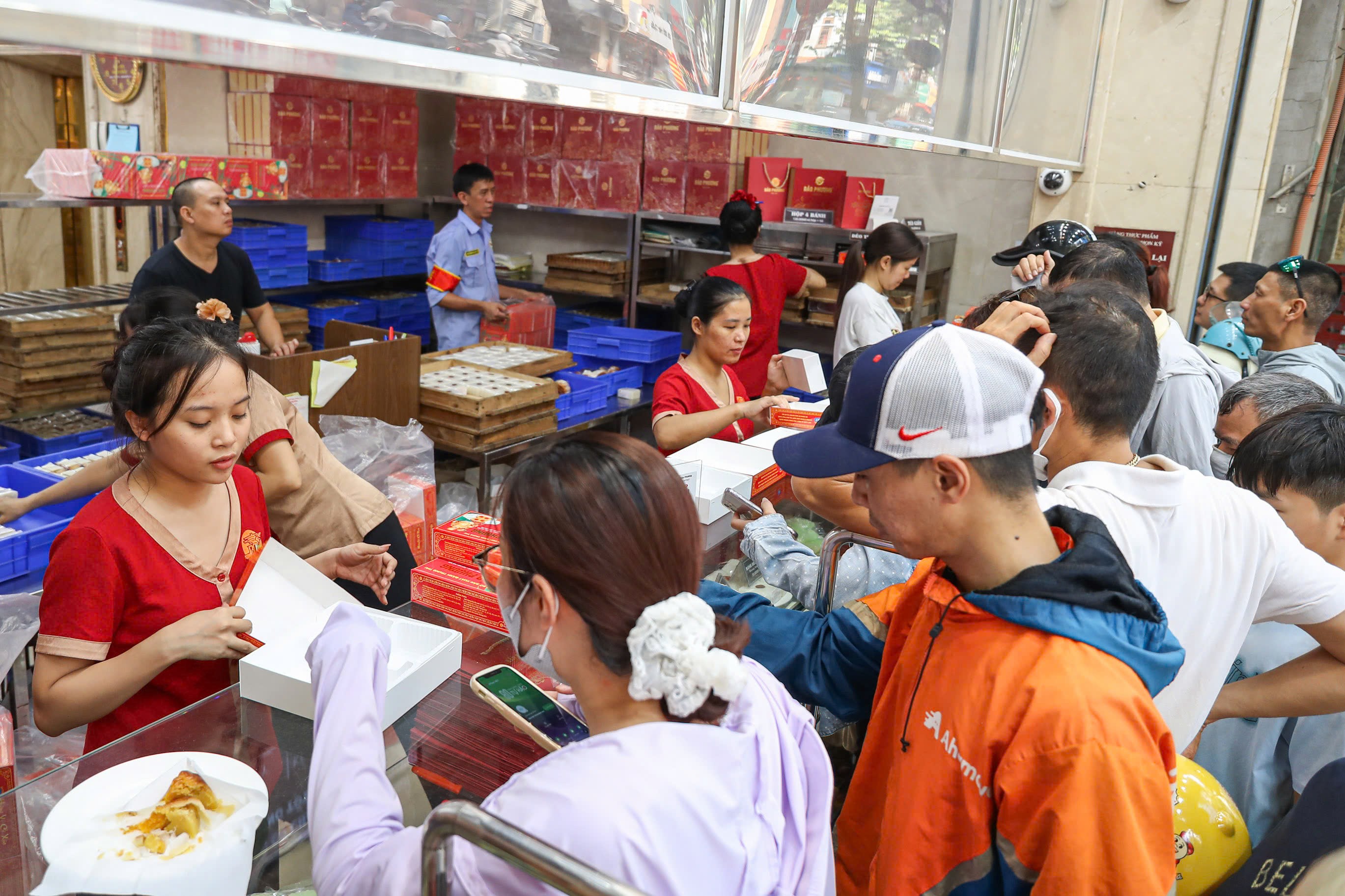 Trải qua 7 thập kỷ, bao bì thương hiệu vẫn không hề thay đổi. Hình ảnh lũy tre xanh, vầng trăng tròn trịa ngày Rằm tháng 8 cùng ấm trà đặc cả gia đình ngồi quây quần bên nhau vừa thưởng trà, bánh vừa ngắm ánh trăng.