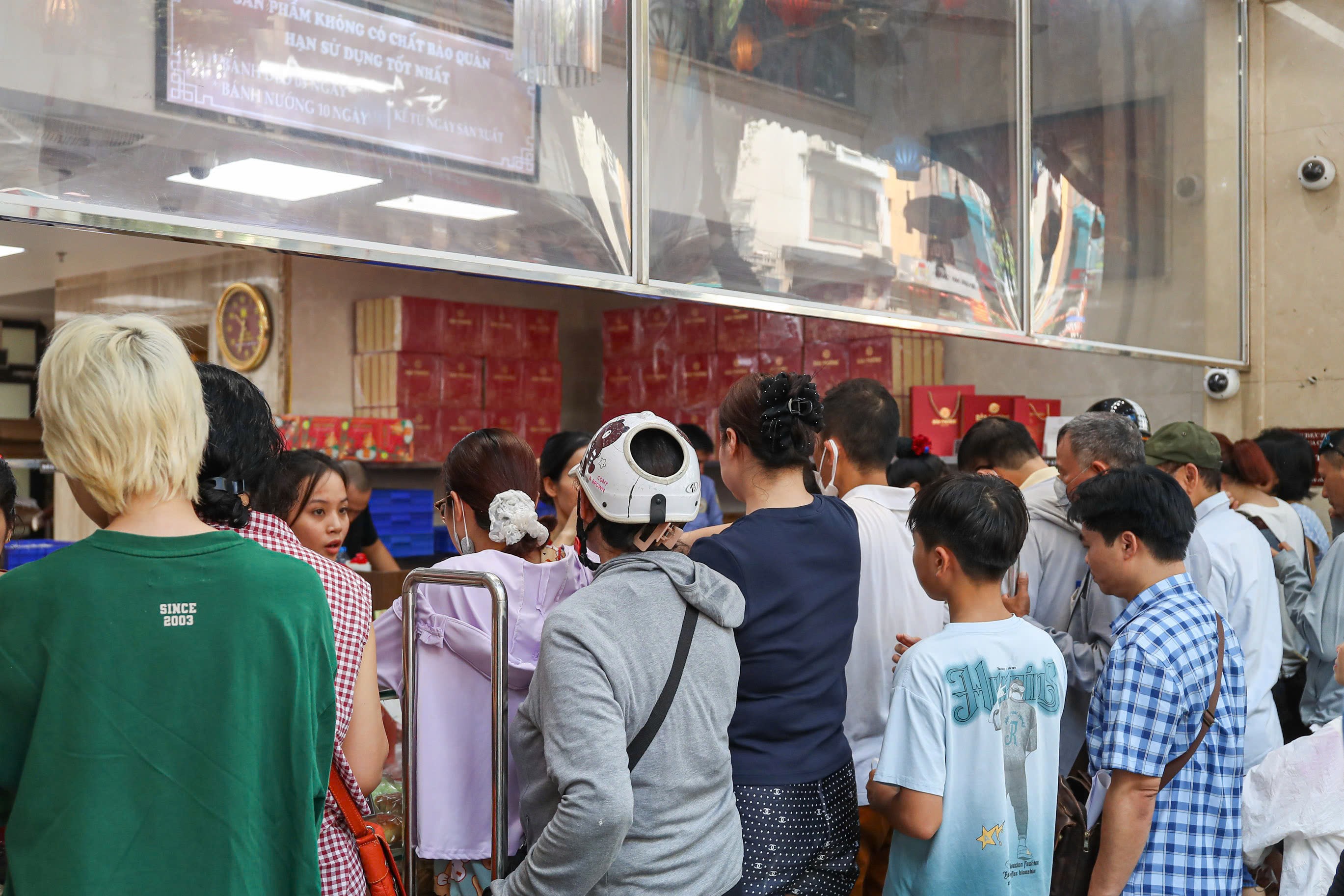 Hương vị bánh trung thu nơi đây dường như đã in sâu vào tâm trí của người Hà Thành, nhất là những ông bà, cô bác có tuổi. Bánh có vị đậm chất truyền thống với phần nhân các loại: hạt sen, thập cẩm, đậu xanh được bọc trong lớp vỏ bánh nướng vàng đẹp mắt, đầy đặn và thơm phức.