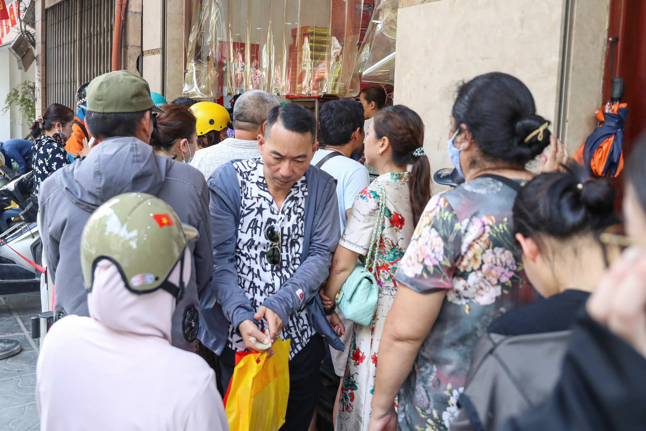 “Mỗi dịp Tết trung thu, nhà tôi huy động hết nhân viên làm bánh phục vụ người dân. Tất cả bánh đều làm thủ công, bánh làm ngày nào bán hết hôm đó, không có hàng tồn”, chủ cửa hàng cho hay.