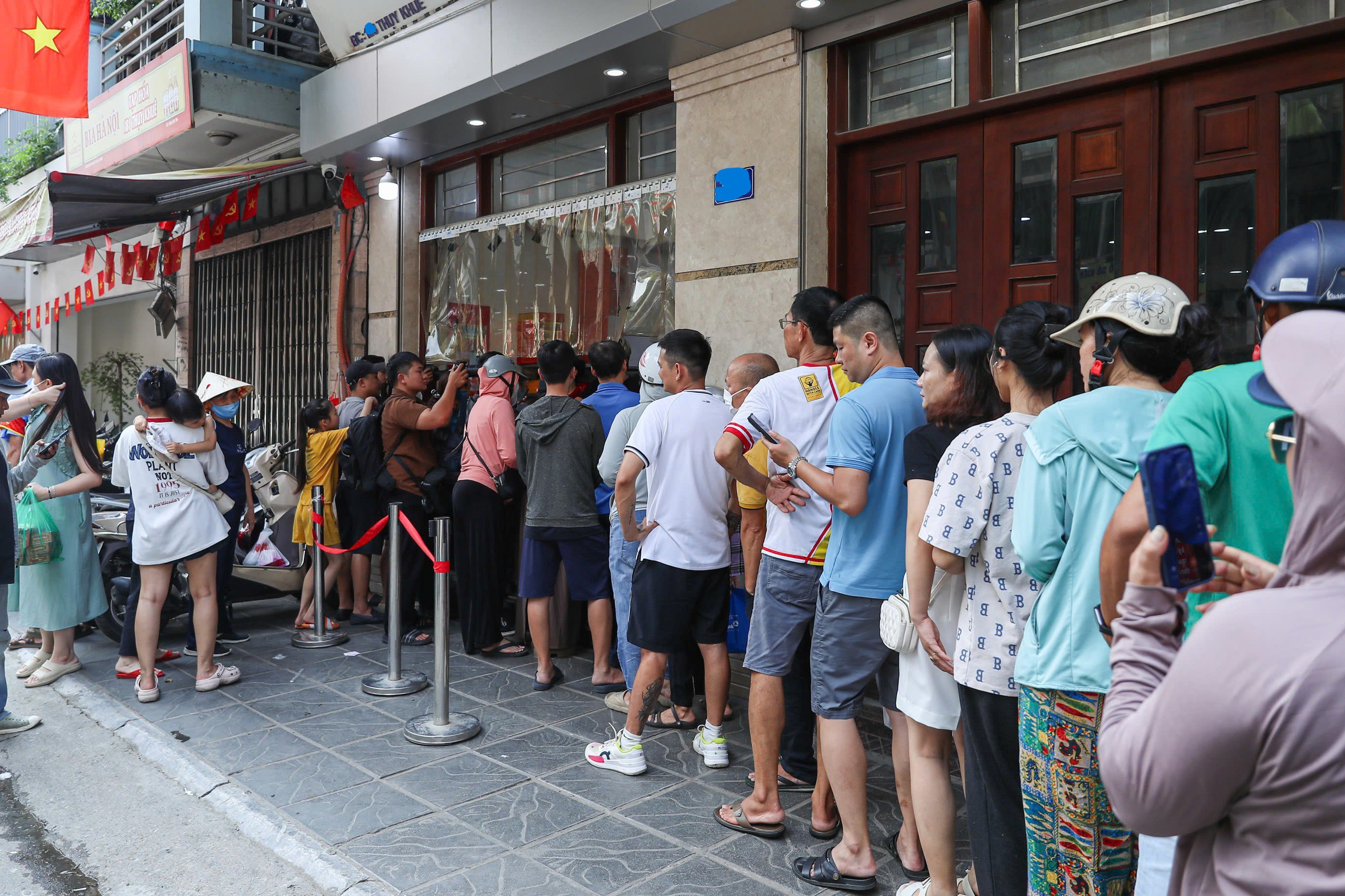 Trung bình mỗi ngày Rằm hay mùng 1 Âm lịch, cửa hàng bán khoảng 500 đến 600 cái. Thời điểm sát ngày Rằm tháng 8, cửa hàng bán tối đa 2.000 cái một ngày.