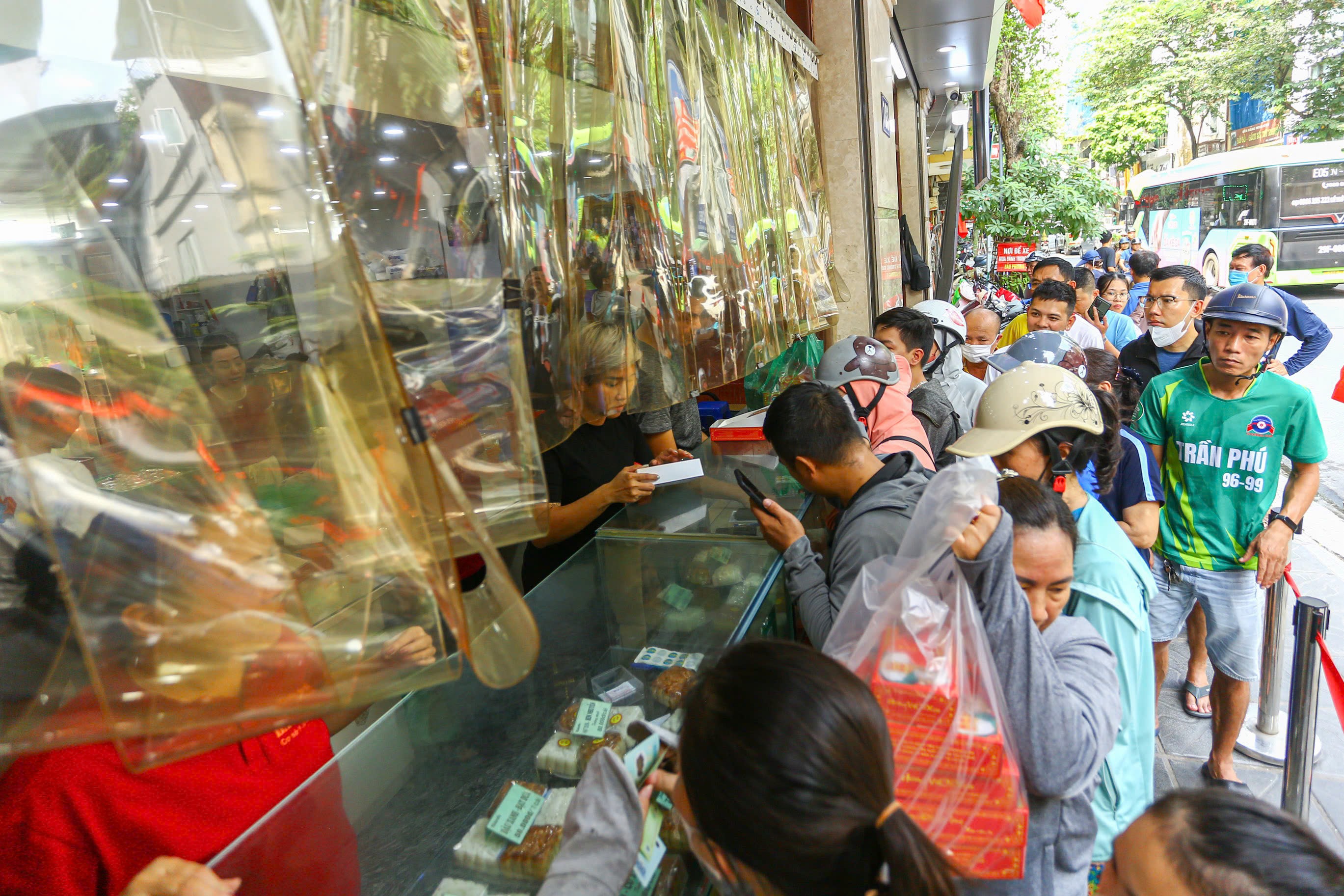 Ghi nhận của phóng viên tại một số cửa hàng bán bánh trung thu có thương hiệu lớn tại phố Thuỵ Khuê những ngày gần đây, cảnh chen chân xếp hàng mua bánh diễn ra ngay từ sáng sớm đến tối muộn, khiến con phố nhỏ trở nên sôi động hẳn lên.