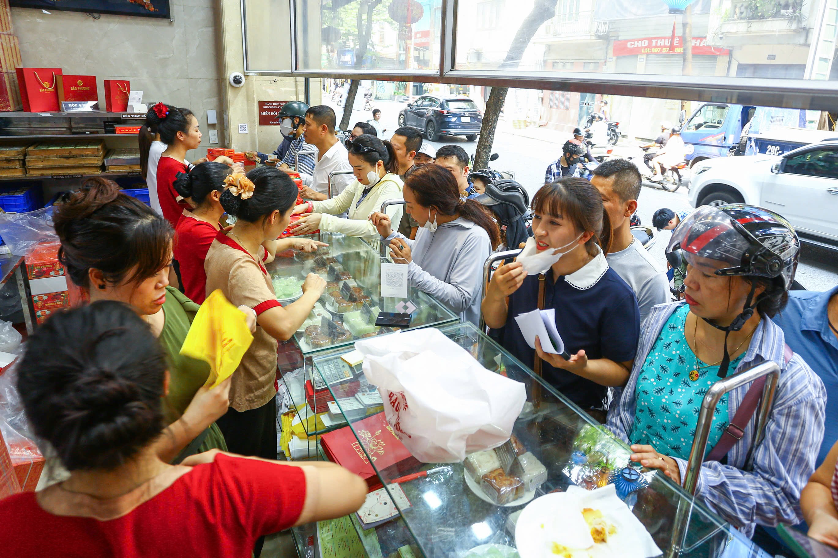 Bên trong cửa hàng, 5 quầy phục vụ làm việc luôn tay luôn chân vẫn không kịp.