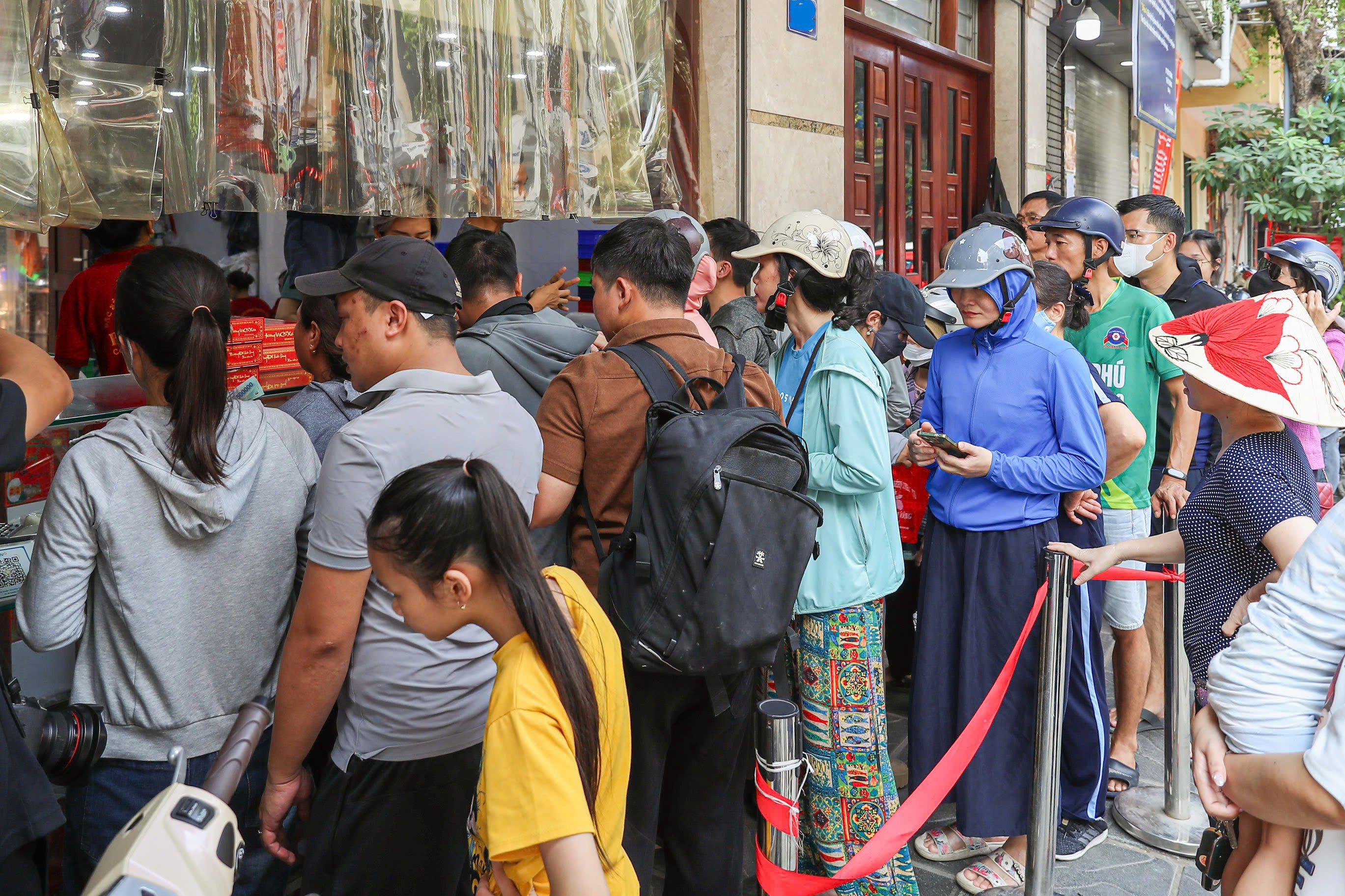 Người đến mua bánh phải xếp hàng chờ từ 20-30 phút mới mua được bánh.