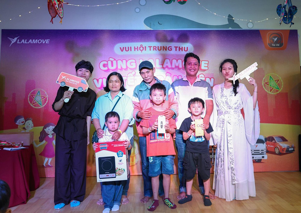 Các Đối tác còn nhận được nhiều phần quà may mắn vô cùng hấp dẫn