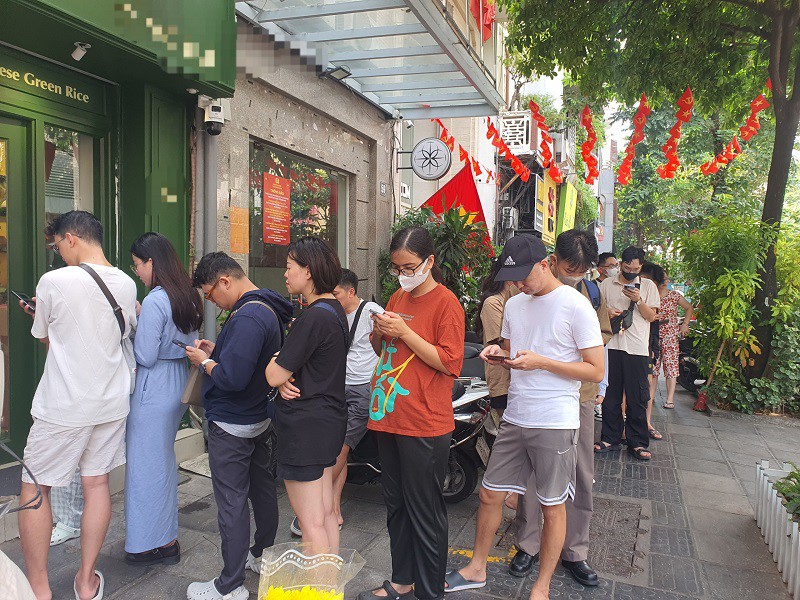 Nhiều người xếp hàng cả tiếng để mua loại bánh trung thu "mới nổi" ở Hà Nội.