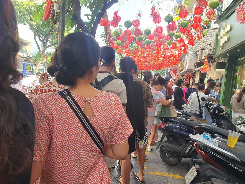 Vì quá đông người xếp hàng mua nên cửa hàng báo hết chỉ sau 2 giờ mở bán, hẹn khách chiều quay lại.