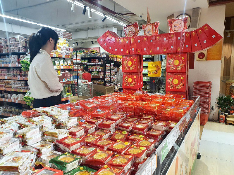 Gian hàng bánh trung thu được bày bán tại các siêu thị, trung tâm thương mại cũng khá vắng vẻ.