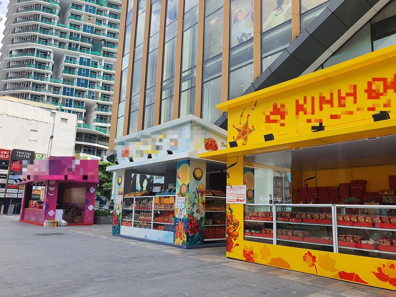 Loạt quầy bánh trung thu khác ngoài phố vắng khách mua.