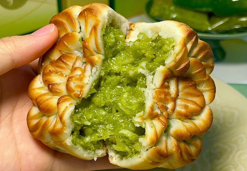 Bánh nướng cốm xào đặc trưng của mùa thu Hà Nội năm nay đã thu hút nhiều thực khách mua về ăn.