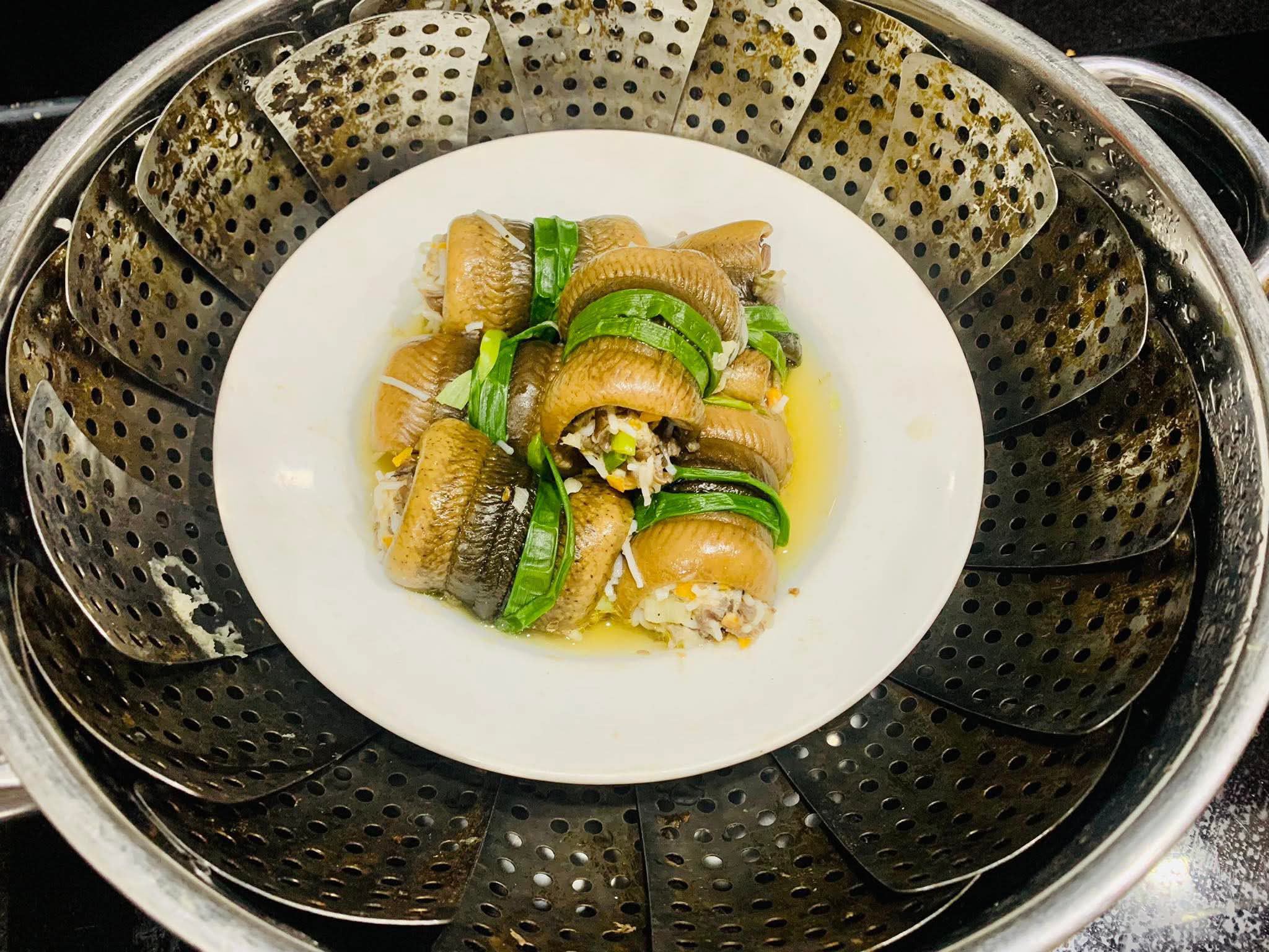 Hấp lươn: khi nước đã sôi, hạ xuống lửa vừa rồi&nbsp;hấp trong 10 phút là lươn chín.