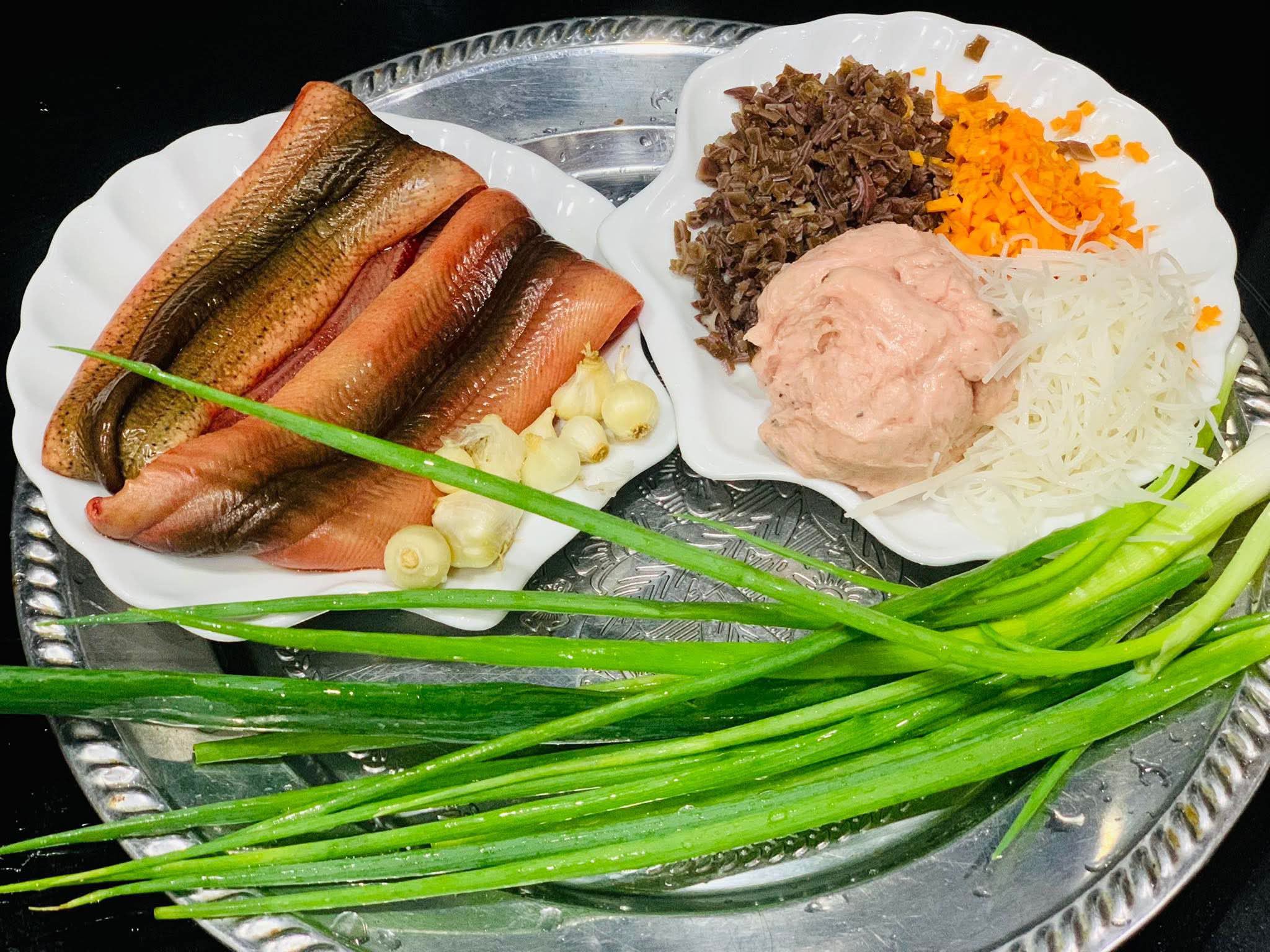 Lươn sau khi mổ,&nbsp;rửa sạch bằng nước pha chút&nbsp;muối và dấm cho bớt tanh. Sau đó cắt mỗi con thành 3 khúc có chiều dài tầm 8cm.