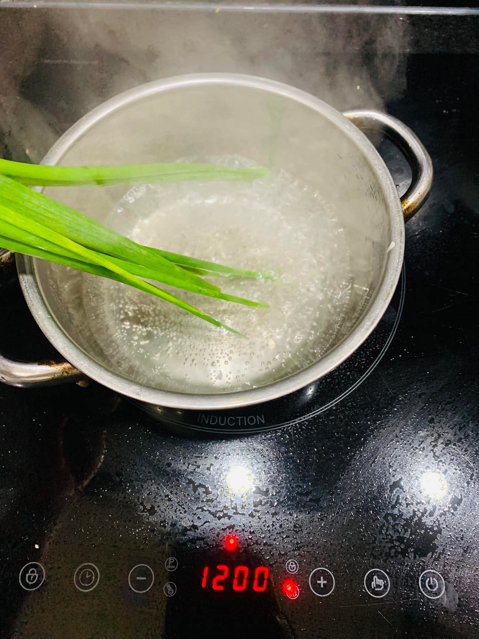 Dùng 1 ít nước lọc, đun sôi và chần hành lá trong&nbsp;30 giây rồi tắt bếp. Vớt lá hành ra để nguội.