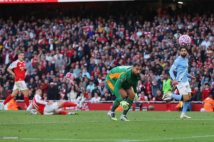 Donnarumma bỗng hoá "pho tượng" trong khung thành Man City