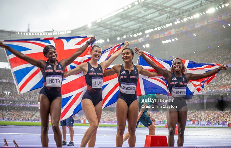 Hunt giành HCB Olympic cùng tuyển nữ Anh ở nội dung tiếp sức 4x100m tại Paris