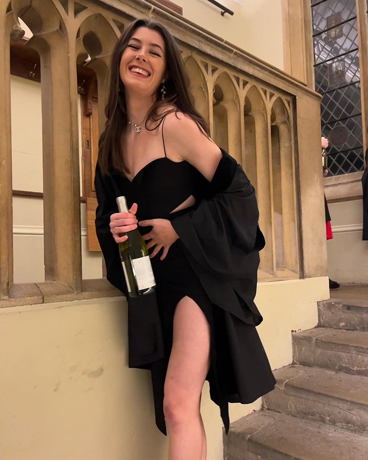 "Nữ thần đường đua" gây ấn tượng bởi nhan sắc rạng rỡ