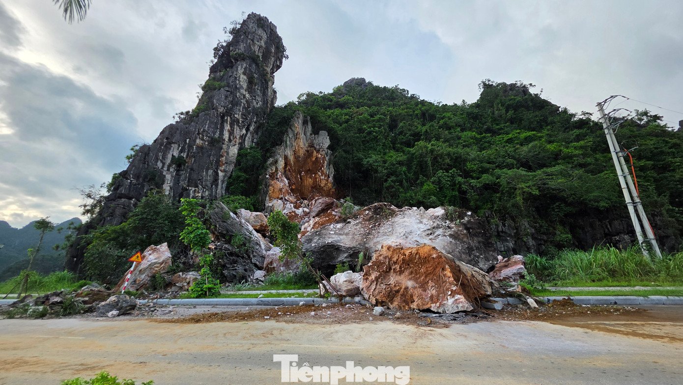 Chiều 22/9, một vụ sạt lở núi đá đã xảy ra ở phường Quang Hanh, tỉnh Quảng Ninh.