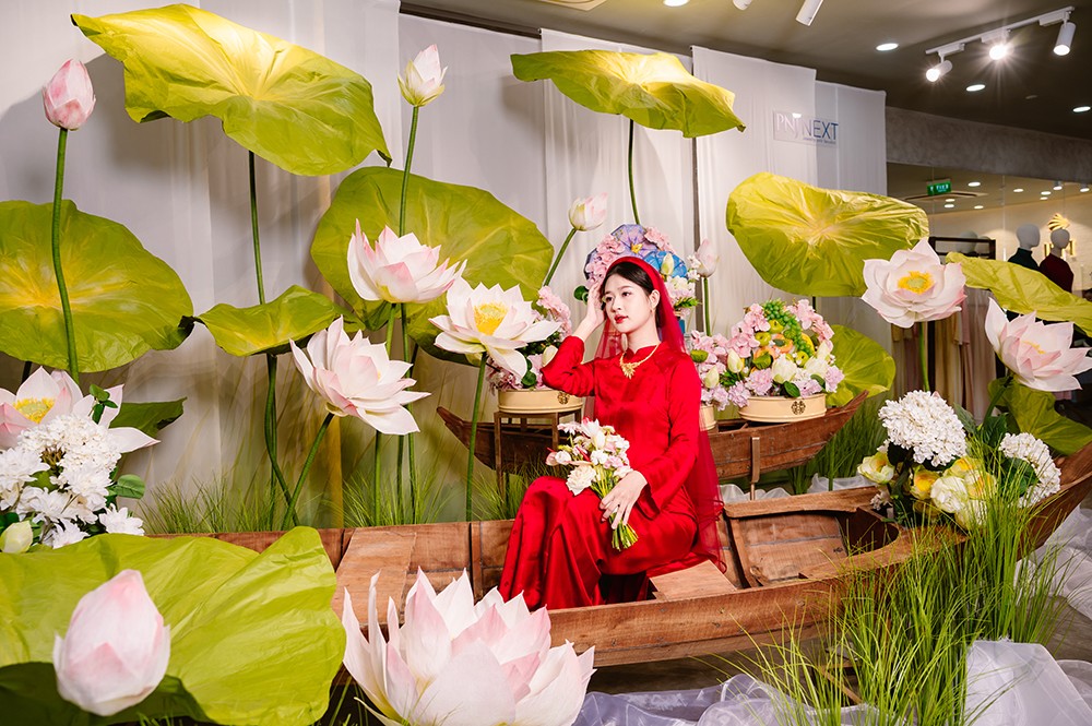 Khoảnh khắc rạng rỡ của cô dâu trong không gian cưới thuyền hoa. Ảnh: PNJ