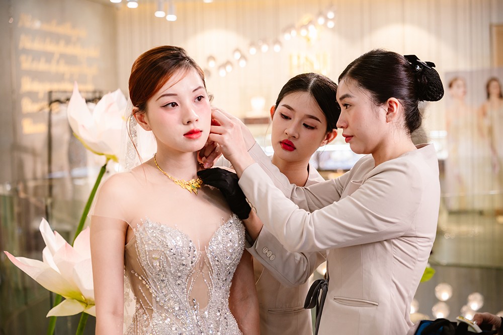 Cô dâu trải nghiệm các bộ sưu tập cưới mới nhất từ PNJ. Ảnh: PNJ