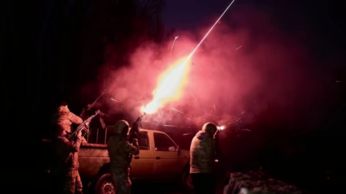 Binh sĩ Ukraine tìm cách bắn hạ UAV trong đêm (ảnh: Pravda)