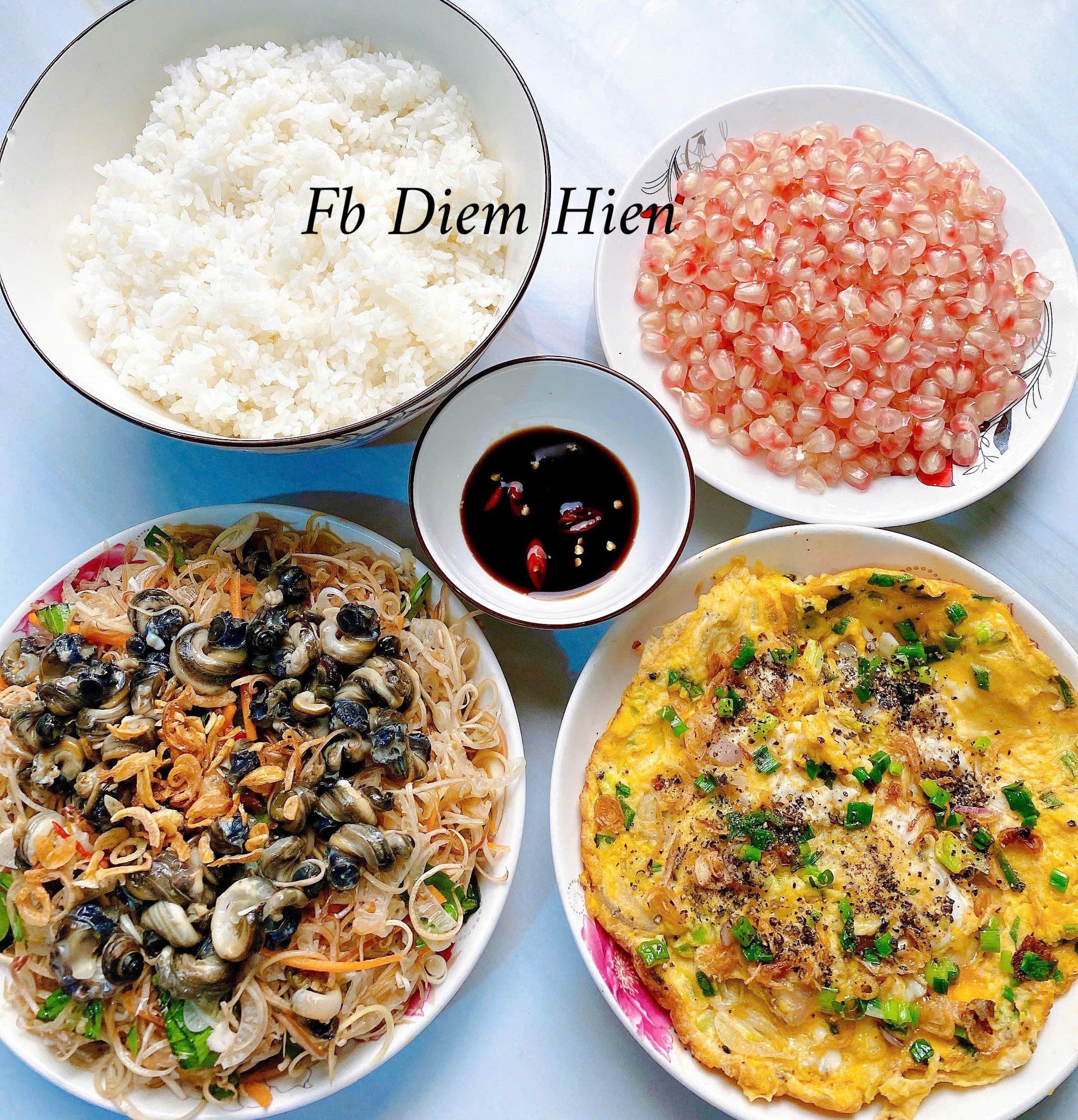 Trứng chiên - Gỏi ốc đắng bắp chuối