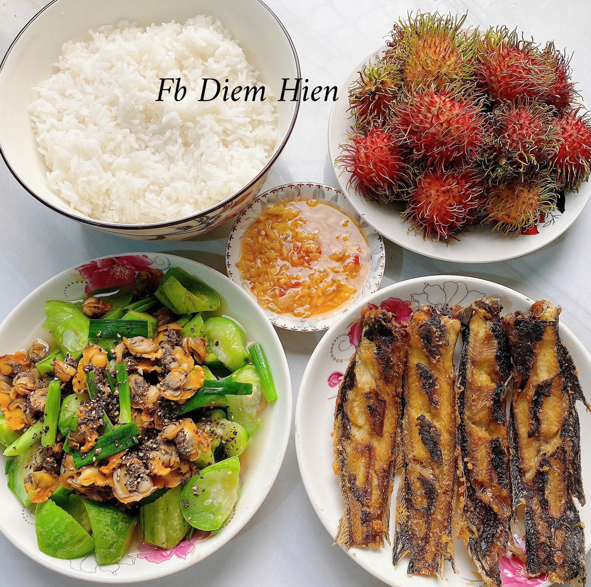 Cá trê chiên chấm mắm gừng - Mướp xào sò lông