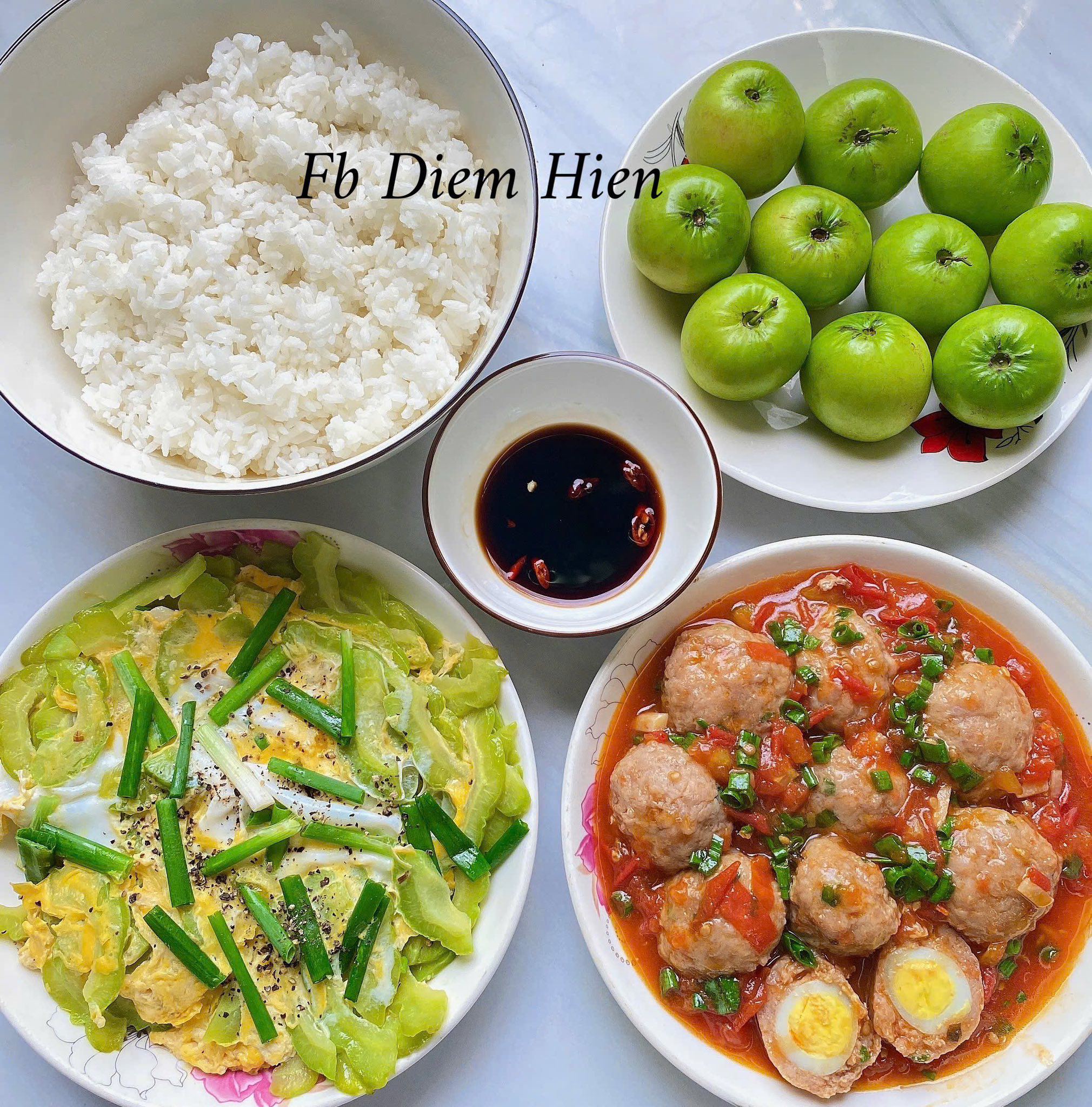 Thịt bọc trứng cút sốt cà chua - Khổ qua xào trứng