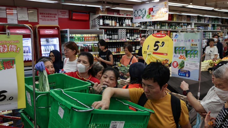 Người dân Hong Kong (Trung Quốc) đổ xô tích trữ hàng hóa trước khi siêu bão Ragasa quét qua. Ảnh: Reuters.
