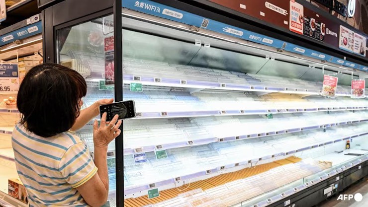 Một kệ hàng tại siêu thị ở thành phố Thâm Quyến trống trơn vào ngày 22/9/2025. Ảnh: AFP.