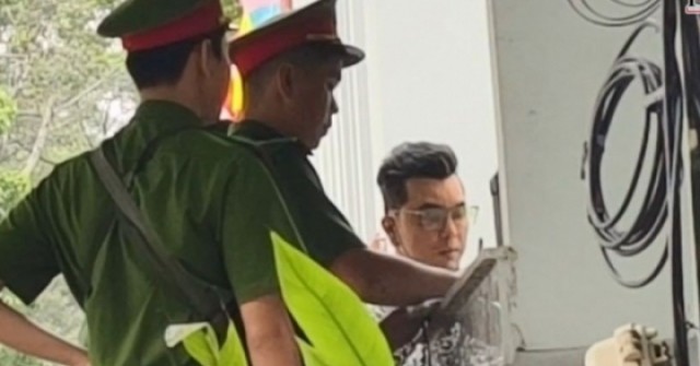 Ca sĩ Ưng Hoàng Phúc nhóm Ngũ Hổ Tướng xuất hiệ...