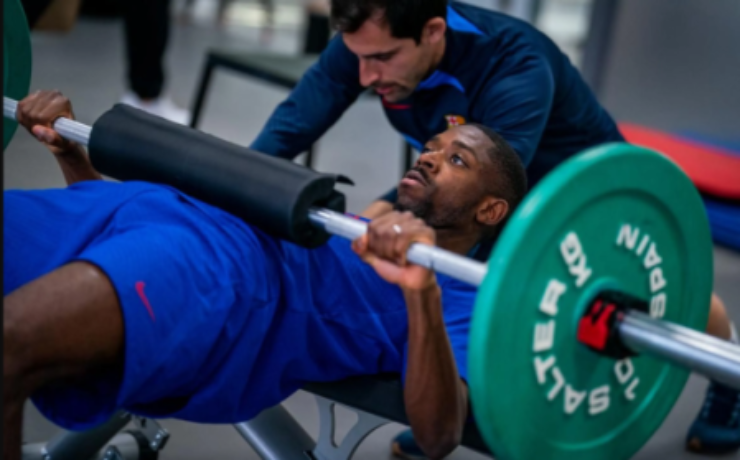 Dembele tập trung vào phát triển sức mạnh toàn diện ở mỗi buổi tập gym