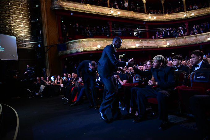 Dembele và Yamal bắt tay nhau trong giây phút Dembele đăng quang QBV 2025