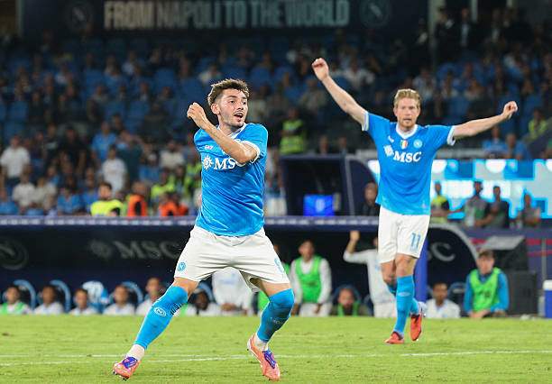 Gilmour mở điểm cho Napoli với pha bóng vừa kỹ thuật vừa may mắn