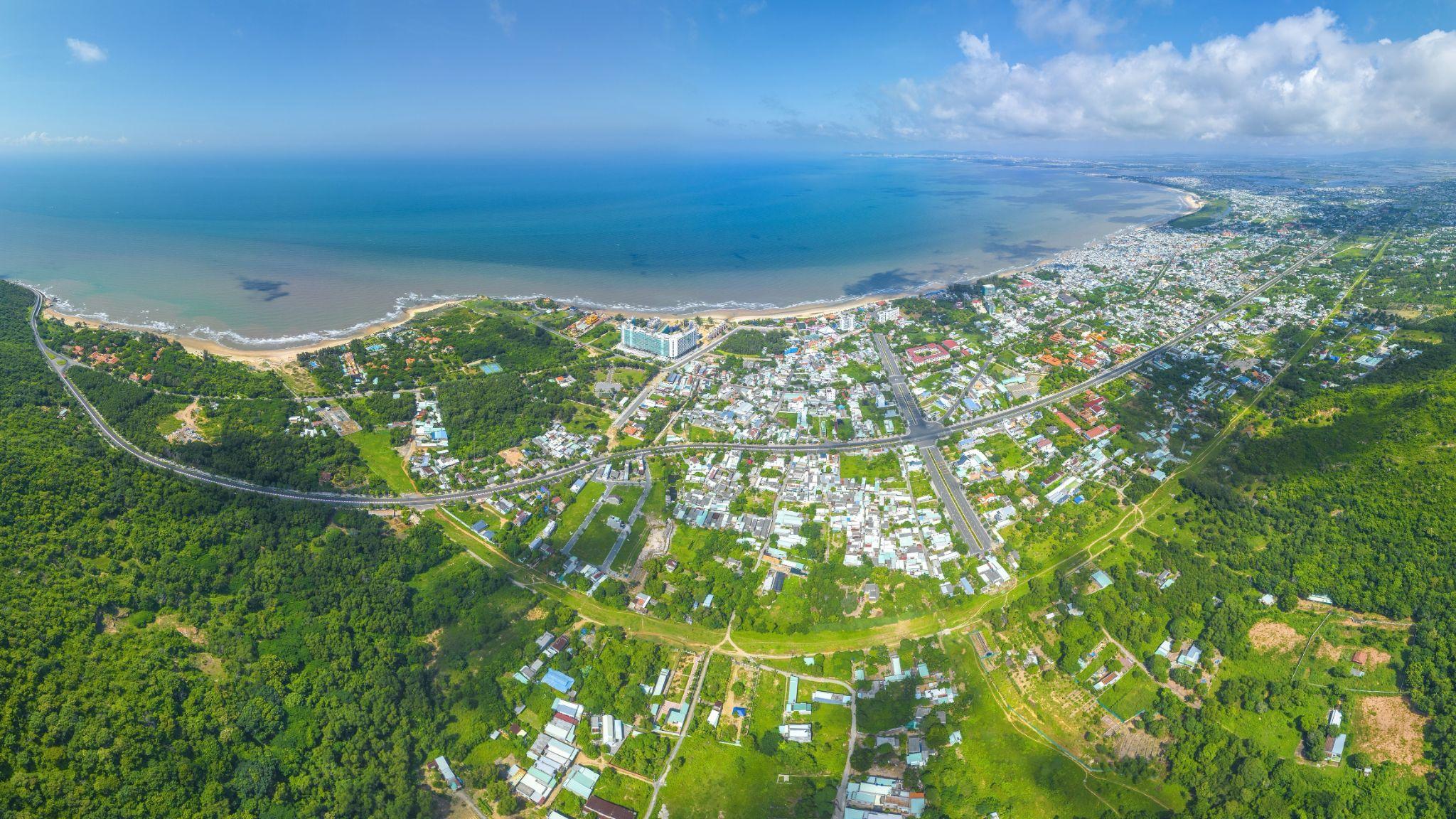 Long Hải hấp dẫn du khách với thiên nhiên nguyên sơ của rừng và biển