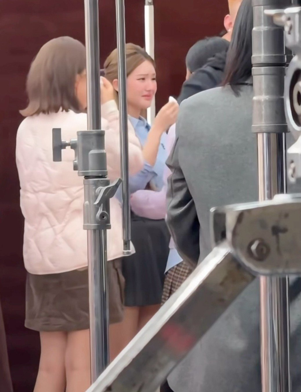 Triệu Lộ Tư bật khóc vì còn nhiều người ủng hộ sau loạt scandal.
