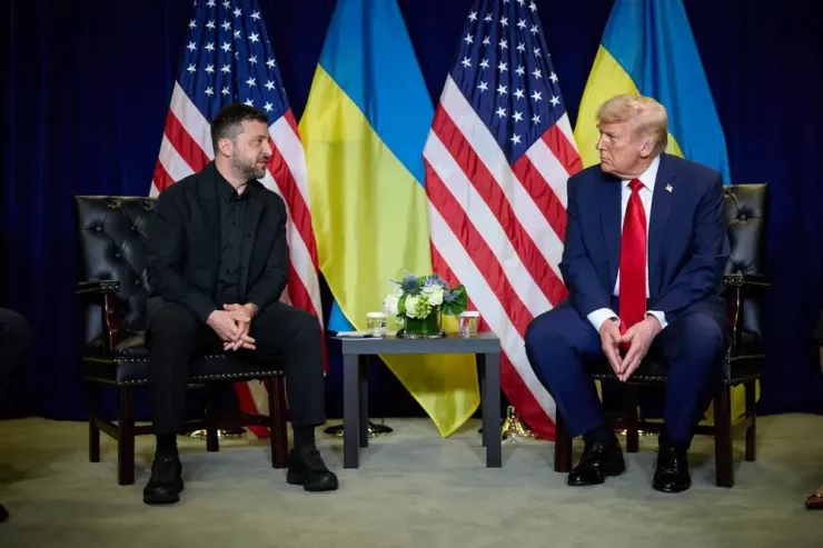 Tổng thống Mỹ Donald Trump (phải) hội đàm cùng người đồng cấp Ukraine - ông Volodymyr Zelensky bên lề kỳ họp Đại hội đồng Liên Hợp Quốc ngày 23-9. Ảnh: VĂN PHÒNG TỔNG THỐNG UKRAINE