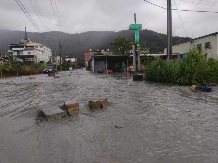 Nước lũ từ hồ Matai'an tràn vào thị trấn Guangfu, huyện Hoa Liên. Ảnh: Focus Taiwan