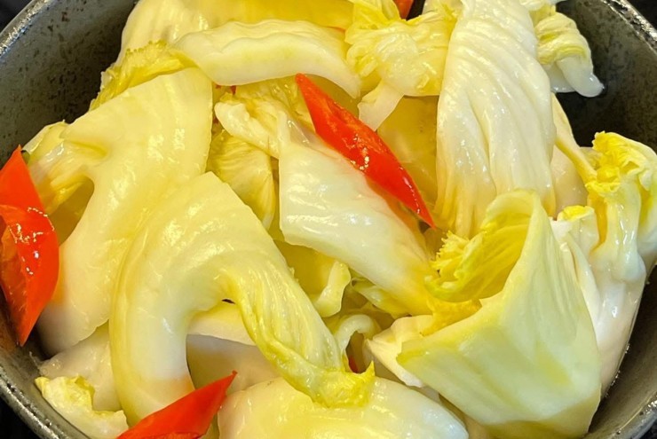 Mẹo muối dưa vàng ruộm, không nổi váng, người vụng mấy cũng làm được