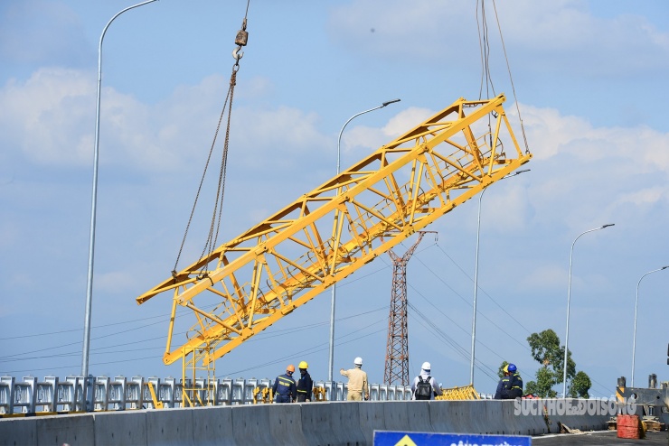 Cầu Phong Châu mới nối đôi bờ sông Hồng trước ngày khánh thành - 2