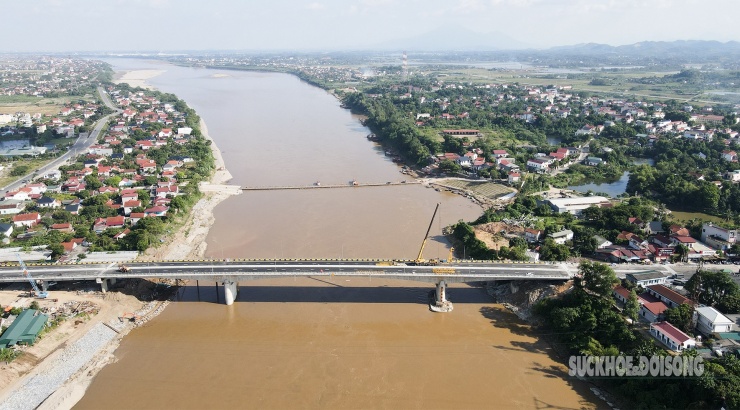 Cầu Phong Châu mới nối đôi bờ sông Hồng trước ngày khánh thành - 5