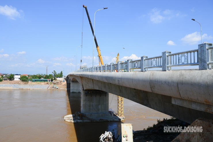 Cầu Phong Châu mới nối đôi bờ sông Hồng trước ngày khánh thành - 9