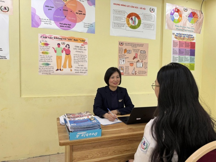 Học sinh được tư vấn tâm lý tại Trường THPT Đinh Tiên Hoàng (Hà Nội).