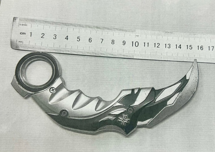 Học sinh mang vật nhọn đến trường học.