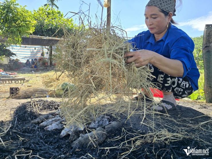 Chuột thui bằng rơm, sau đó chế biến thành món ăn khoái khẩu.