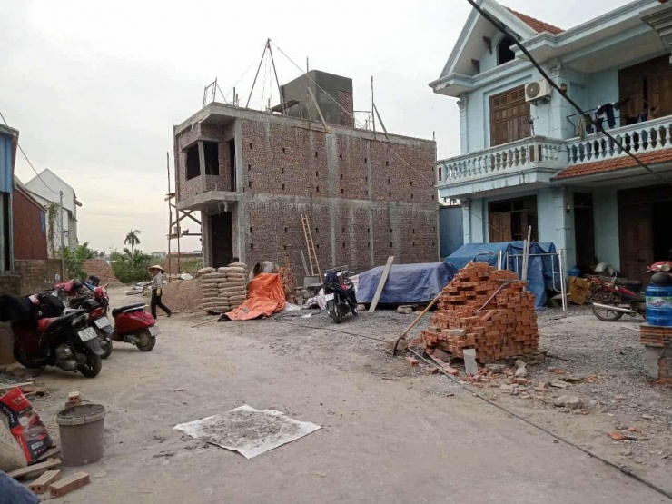 Khi ông Hữu xây nhà lên 2 tầng, bà Loan đã quyết liệt phản đối nhưng không được giải quyết.