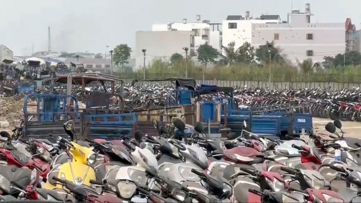 Xe kho tang vật chất đống, lâu không có người đến nhận ở xã Lê Minh Xuân, huyện Bình Chánh cũ, TP.HCM. Ảnh: Chinh Hoàng.