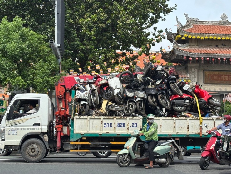 Xe vi phạm chất đống được chở đi tập kết. (Ảnh: Nguyễn Dũng)