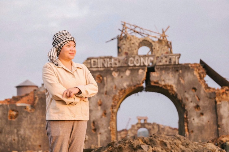 Đại tá Kiều Thanh Thúy tại phim trường "Mưa đỏ" ở Quảng Trị.