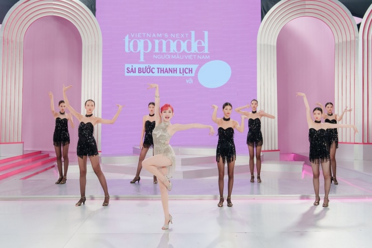 Tuy nhiên khi đứng lớp, cô thể hiện sự nghiêm túc. 'Dancesport không phải bộ môn thể thao xa lạ mà có những điểm tương đồng với nghề người mẫu. Từng bước nhảy uyển chuyển, mềm mại cũng chính là cách để người mẫu học cách kiểm soát cơ thể, kết nối với bạn diễn và tỏa sáng trước ống kính', kiện tướng dancesport nói.