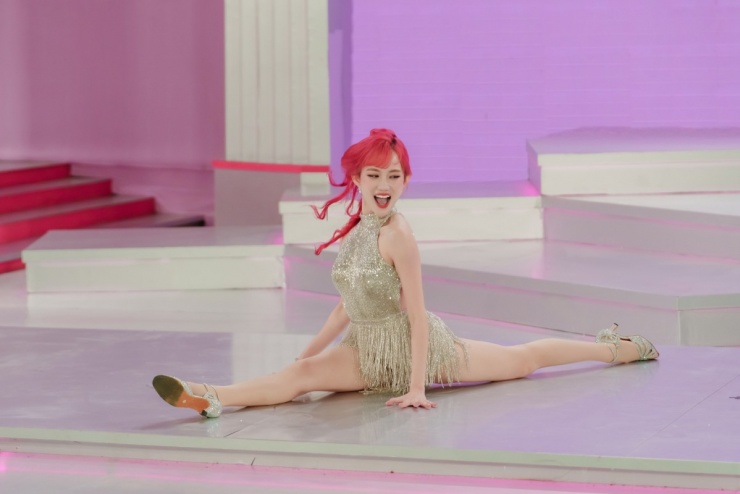 Mỹ An xuất hiện với chiếc váy ngắn lấp lánh, tôn làn da trắng và đôi chân được khen 'như búp bê'. Người đẹp giữ năng lượng tươi vui, sôi động khi thị phạm một số bài nhảy cho các thí sinh.